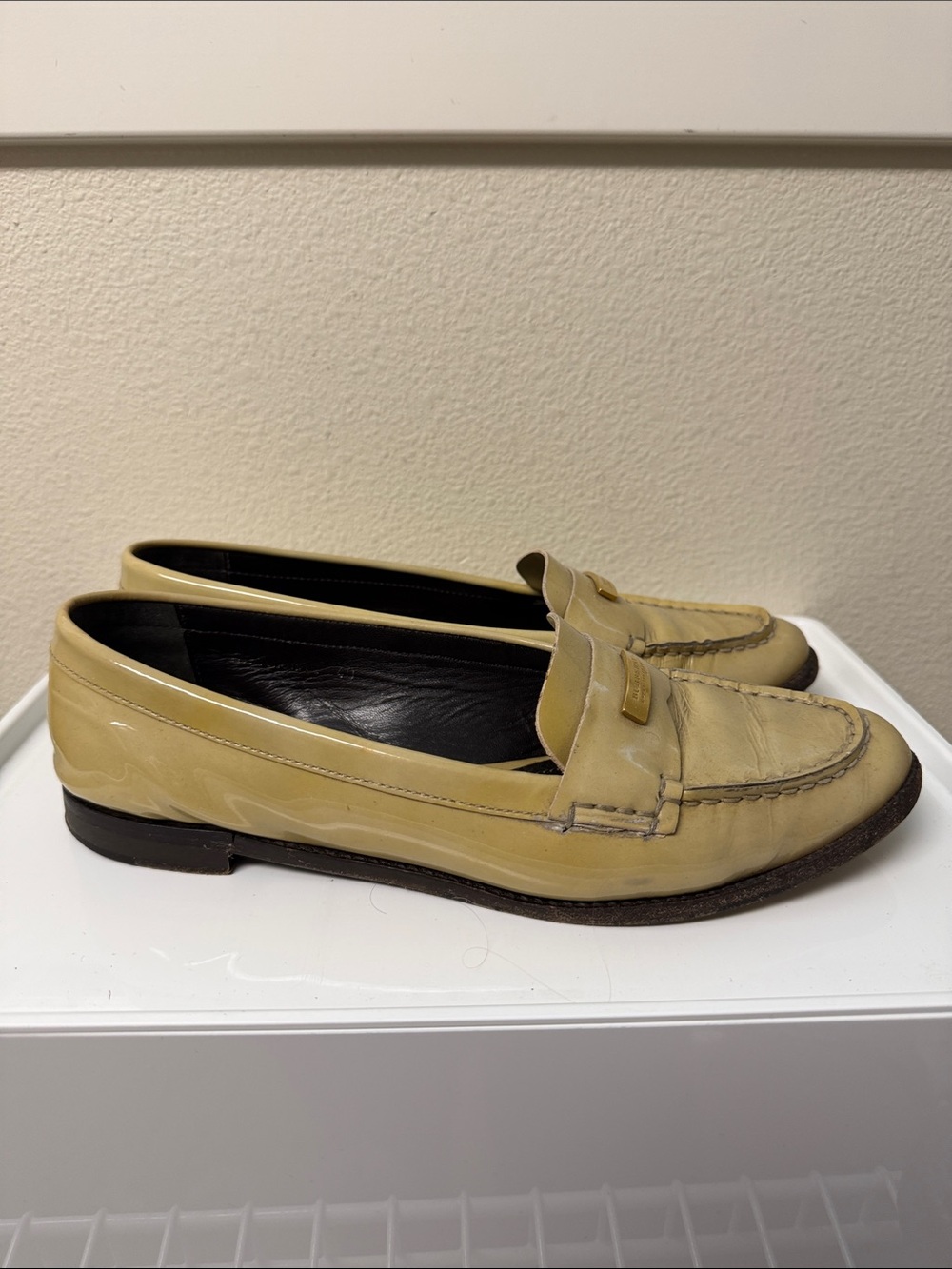 Burberry Vintage Classic Patent Leather Loafers in Beige Sz 40 with dust bag